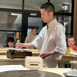 銀座 鮨 魯久 - 炙りの仕事も丁寧で、無駄な動きがありません。