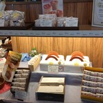 プティ・マリエ 幕張スイーツファクトリー - 店内ディスプレイ