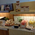 プティ・マリエ 幕張スイーツファクトリー - 店内ディスプレイ