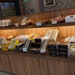 プティ・マリエ 幕張スイーツファクトリー - 店内ディスプレイ