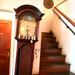 VELVET VIRGO - 2階への階段と大きな時計