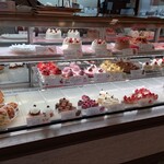 プティ・マリエ 幕張スイーツファクトリー - 店内ショーケース