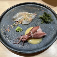 銀座 鮨 魯久 - はじめのつまみです。色付きのごまがシャレオツ。色合いがばえます。