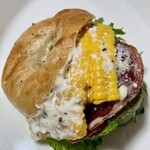 BOULANGERIE PANJA - ベーグルサンド北海道産とうもろこしと生ハムのシーザーサラダ