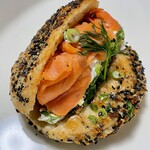 BOULANGERIE PANJA - ベーグルサンドスモークサーモンと青ネギと