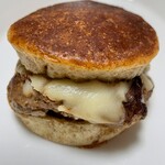 BOULANGERIE PANJA - 黒毛和牛と５種のチーズバーガー