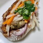 BOULANGERIE PANJA - グリーンカレーチキンのバインミー鶏レバーのテリーヌ入り