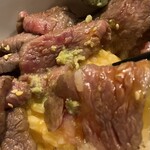 BeefGarden - 黒毛和牛の牛とろ炙り丼のアップ