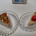 ninna nanna - 料理写真:焼きバナナのタルト＆いちごの半熟チーズタルト