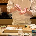 鮨 銀座おのでら 弟 - 炙りキンキは、すだちを掛けて塩で仕上げます