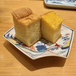 鮨 銀座おのでら 弟 - 右は伊達巻風の昔ながらのだし巻き玉子、左はメレンゲ風に泡立てて焼いたカステラのような玉子焼き。どちらもヤマトイモ、海老のすり身を混ぜ、伊達巻風の方は白身魚のすり身も混ぜるのだそうです。