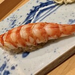 鮨 銀座おのでら 弟 - 車海老を茹でて甘酢で締めたのだそうです。シャリとの間には、「えびのおぼろ」を挟んでいるそうです。