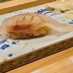 鮨 銀座おのでら 弟 - 平目の昆布締め(平目の骨を焼いたダシを加えた醤油を使っているそうです)