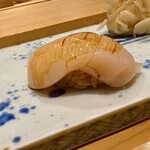 鮨 銀座おのでら 弟 - 活ホタテを手で割いて握るので、ホタテの繊維が壊れず、食感がぷりっとしています