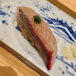 鮨 銀座おのでら 弟 - 縞鯵(玉ねぎ・万能ネギ・生姜を擦りあわせたものがのっています)