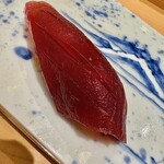 鮨 銀座おのでら 弟 - 赤身漬け(ミナミマグロ)　柚子胡椒を挟んでいます