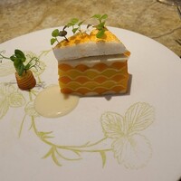 entre nous - ⑪黄色人参&橙色人参の折り紙《波&幾何学模様》、柚子ソース入り、日本庭園仕様のメレンゲ載せ、白味噌&抹茶の模様、セロリ&玉葱の薄切り林檎巻き、帆立貝やムール貝等で作ったブールブランソース添え