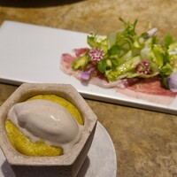 entre nous - ⑨輪切りグリーンアスパラガス入りグリーンアスパラガスのスフレ、黒トリュフアイス載せ
                    ⑩薄切りグリーンアスパラガスのサラダ、セロリドレッシング掛け、生ハム(仏バスク地方産ビゴール豚、24ヶ月熟成)添え