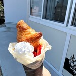 クレープ屋dan. - 料理写真:選べるパンクレープ、いちごとバナナ入れてみました．