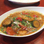 タンドールバル カマルプール - えび、ほたて、夏野菜の冷やしカレー(1250円)