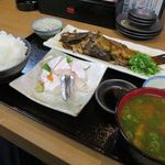 漁師居酒屋 楓 - 日替わり定食（メバルの煮つけ・刺身）600円