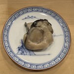 鮨 奥 - 蒸し牡蠣：味付けが秀逸。太白胡麻のコクがアクセント。