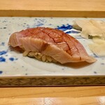 鮨 銀座おのでら 弟 - 鰤の燻製