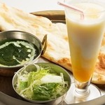 エベレストカレー - ランチメニュー・ほうれん草チキンカレー（Eセット）