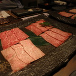 秋田牛玄亭 - 右上から時計回りに仙台牛、羽後チャンピオン牛、神戸牛、松坂牛