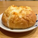 焼きたてパン工房 かえでの木 - 4種のチーズ丸！