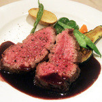 サンク・オ・ピエ - サンク・オ・ピエ フランス特選食材のコース(6500円・外税)のフランスが誇る赤身肉！シャロレー牛のジュニス・プリムール（未経産処女牛）のロースト 赤ワインソースを添えて