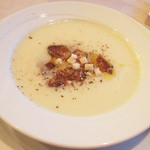 サンク・オ・ピエ - サンク・オ・ピエ フランス特選食材のコース(6500円・外税)の自家菜園の新玉ねぎの甘いポタージュ、ランド産フォアグラのソテーを添えて