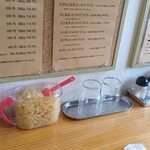 手打ちうどん まる泉 - 卓上