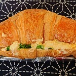 マックスバリュ エクスプレス 伊東吉田店 - クロワッサンサンド(ベーコン&エッグ)213.84円。