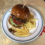 デモデヘブン - フレンチフライ、ピクルスが雑に盛られています