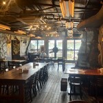 デモデヘブン - 店内（奥から入口に向かって）