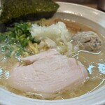 旋 - ドロッとした濃厚鶏白湯スープに具材が浮いてます