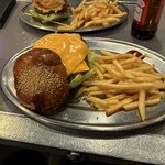 どぶ板食堂 Perry - レギュラーチェダーチーズバーガー