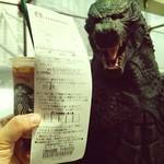スターバックス・コーヒー - アンケートに答えて一杯無料レシート当たりました♪それにしても、昼間のゴジラは怖さ半減(笑)