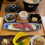 天然温泉 ゆるりの湯 御宿 結の庄 - 飛騨牛にぎり、胡麻豆腐、蛍烏賊など