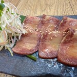 東京馬焼肉　三馬力 - 炙り馬タン刺し✨