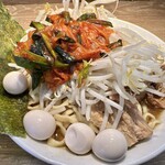 自家製麺 浜一 - 限定『浜一家』汁有り（1,200円）＋うずら（100円）＋ニラキムチ（150円）、ニンニクコール