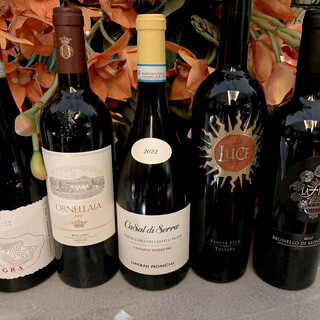 各地より厳選のワインをソムリエがセレクト