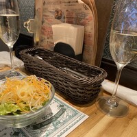 マーブルアーチ 日比谷OKUROJI - スパークリングワインとミニサラダ（2025年4月5日撮影）