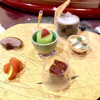 中華街 桂宮 - 前菜！奥のスモークがいい演出！