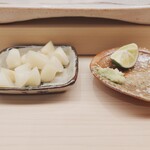 鮨 陸 - ガリと刺し身用の塩とすだち