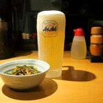 特選ラー油 肉そば 寅や - 生ビール中500円、ニラキムチ150円