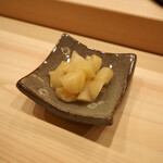 鮨かみなり - 赤酢に漬け込んだガリ