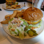 エスビーダイナー コウベ - プレートのサラダ結構なボリュームです。