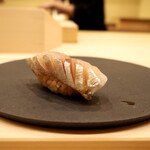 鮨かみなり - 疣鯛（イボダイ/エボダイ）（握り）